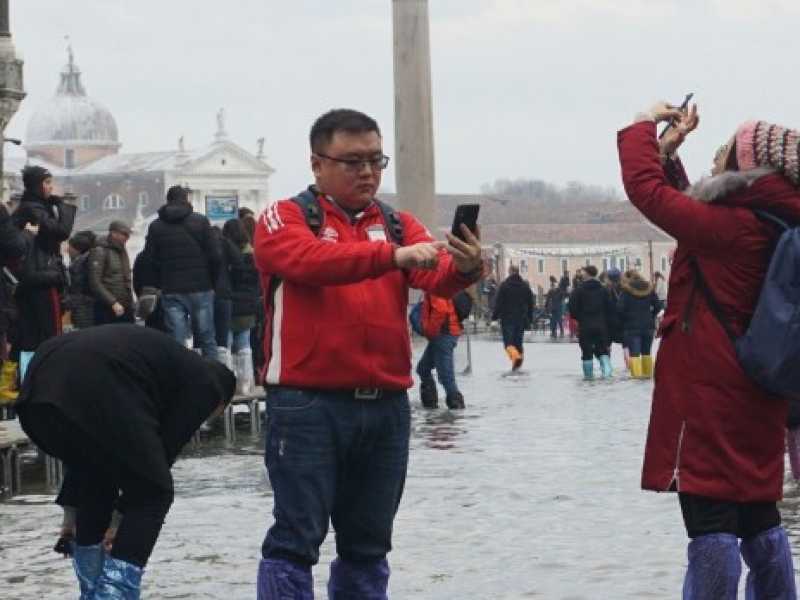 Turisti a piazza San Marco. Foto LaPresse
