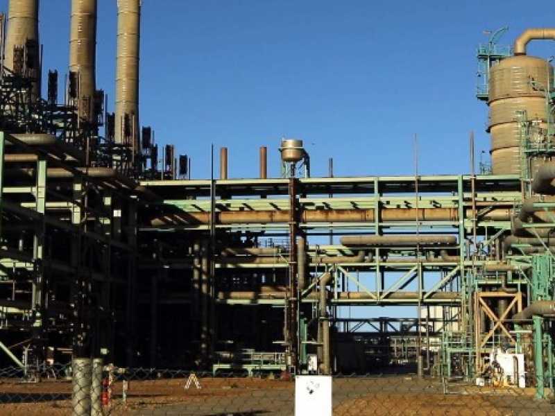 Una raffineria nella citt&agrave; di Ras Lanuf, in Libia. Foto LaPresse