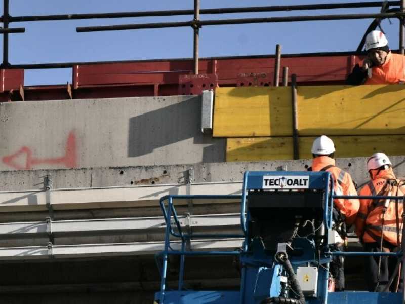 L'inizio dei lavori di demolizione sul ponte Morandi (foto LaPresse)
