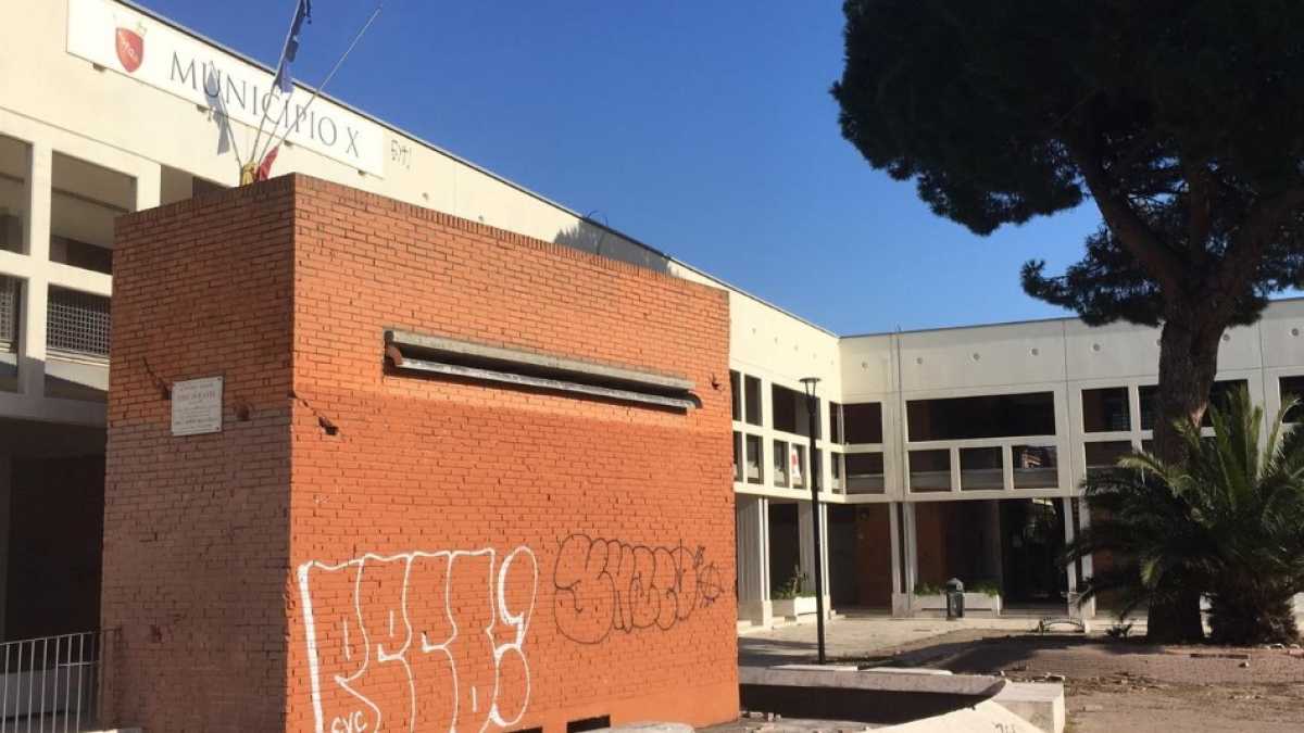 Immagine di Viaggio ad Acilia dove lo stato è una bandiera strappata