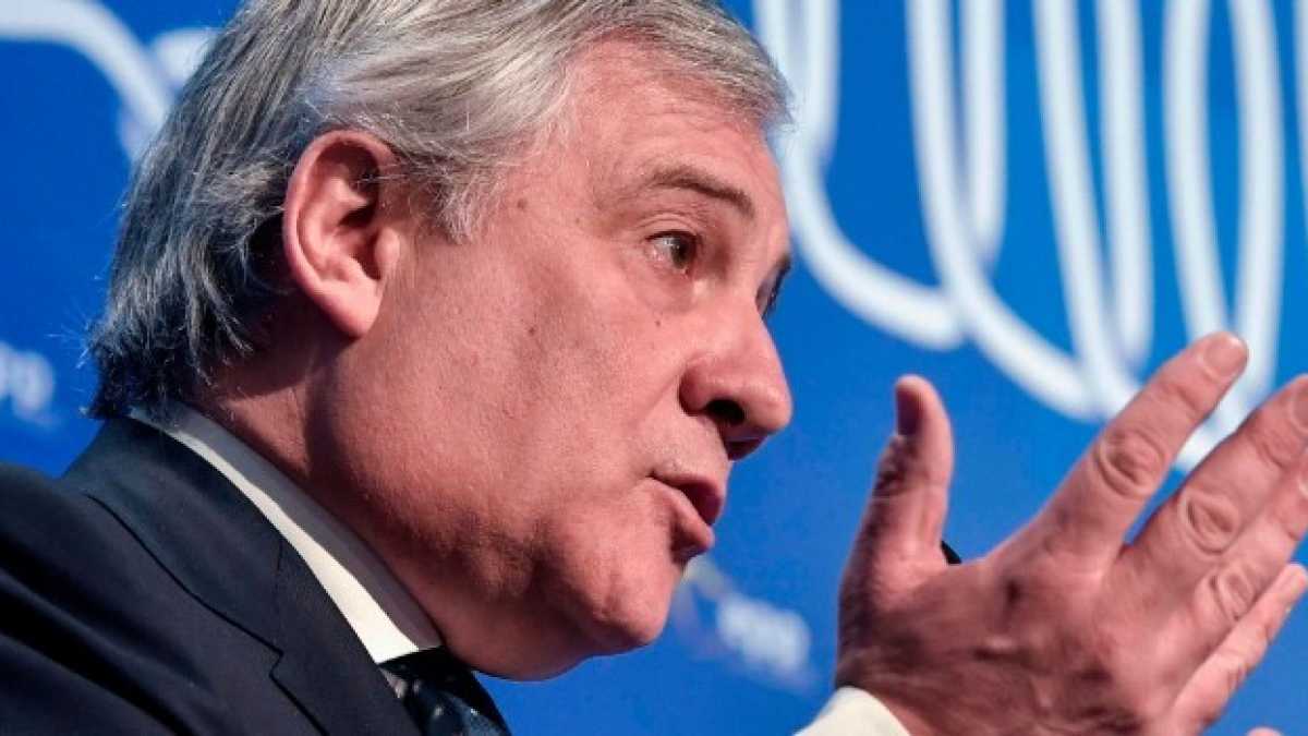 Immagine di Tajani riflette sui guai del governo antieuropeo e fa una scommessina su Salvini
