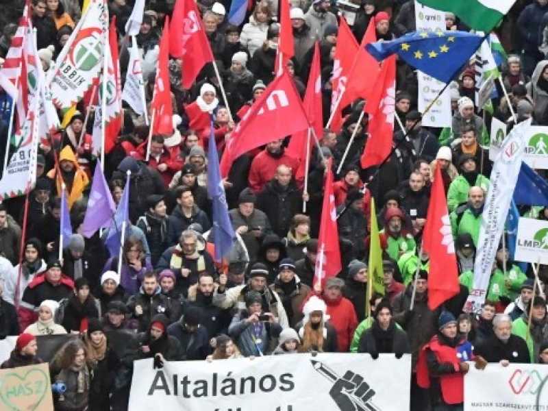 Le proteste in piazza contro la chiusura della Central European University (CEU) da parte del governo ungherese (Foto LaPresse)