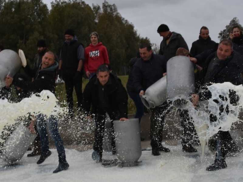 La protesta dei pastori contro il prezzo del latte (foto LaPresse)