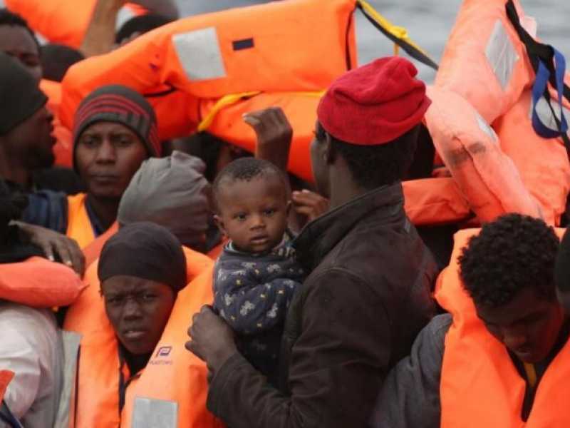 Operazione di salvataggio di 433 migranti al largo della costa libica (foto LaPresse)