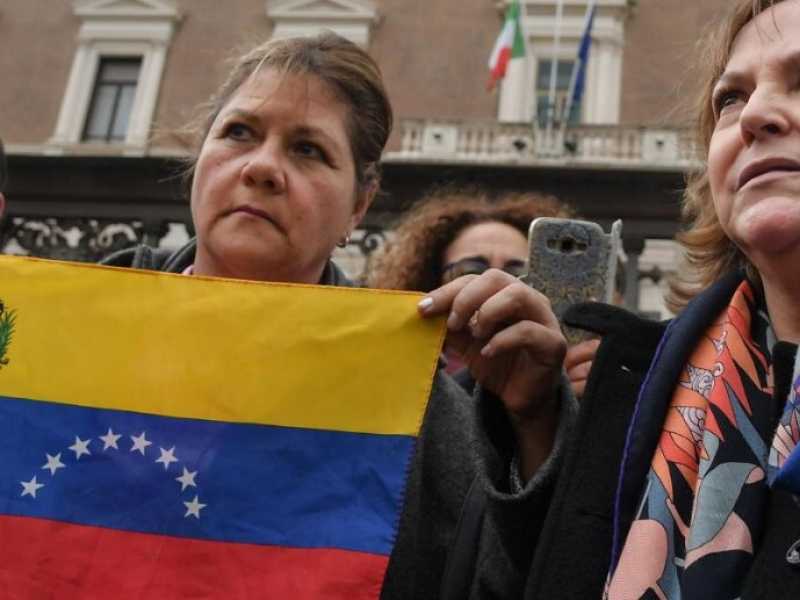Parte della delegazione venezuelana che ha incontrato Salvini e Moavero (foto LaPresse)