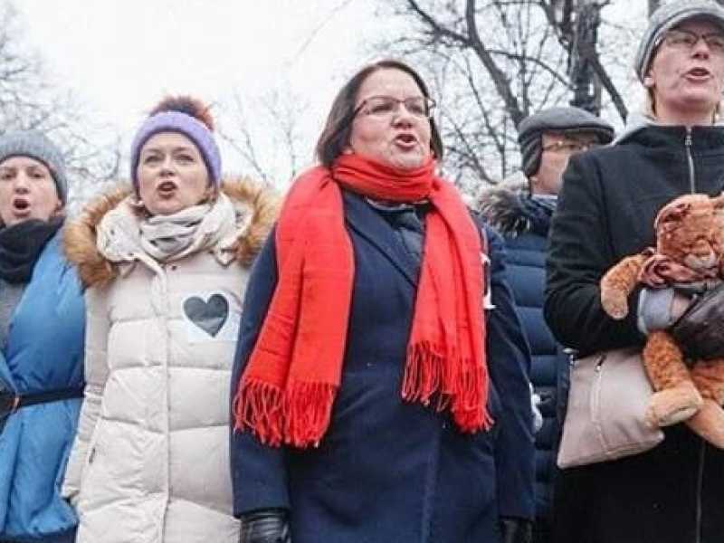 La marcia delle madri con l’adesivo di un cuore nero attaccato sul petto. Foto dal profilo Facebook di Galina Fil'chenko, una delle organizzatrici