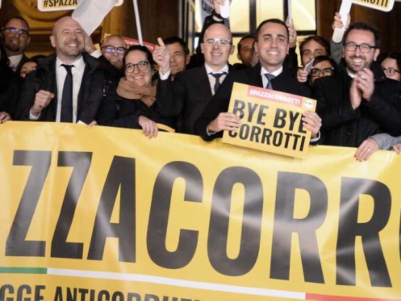 I parlamentari del M5s con Luigi Di Maio e Alfonso Bonafede lo scorso 18 dicembre (foto LaPresse)