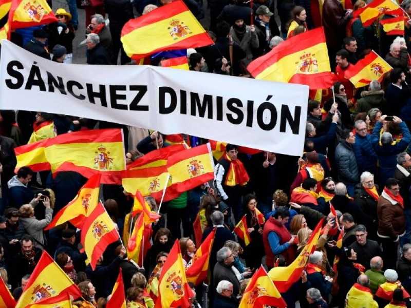 Migliaia di persone sono scese in piazza a Madrid contro Sanchez (foto LaPresse)