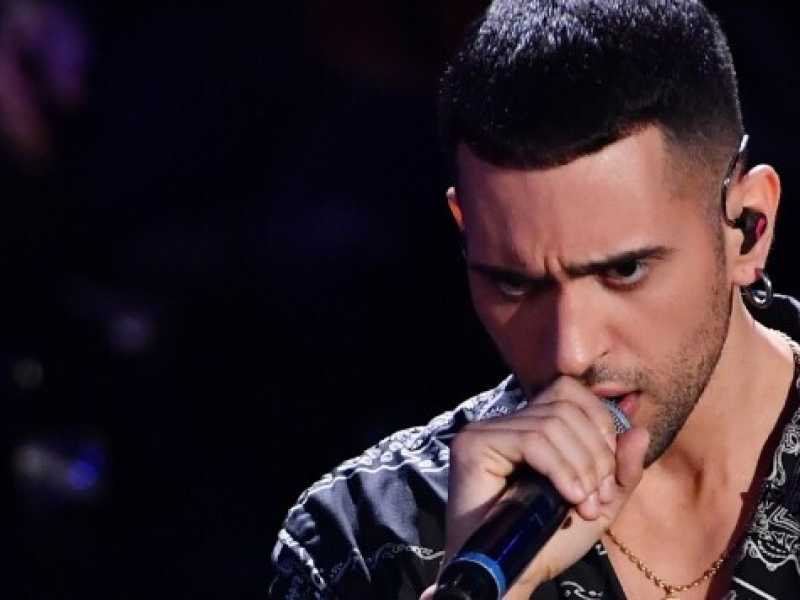 Il vincitore di Sanremo, Mahmood, sul palco dell'Ariston (Foto Imagoeconomica) 