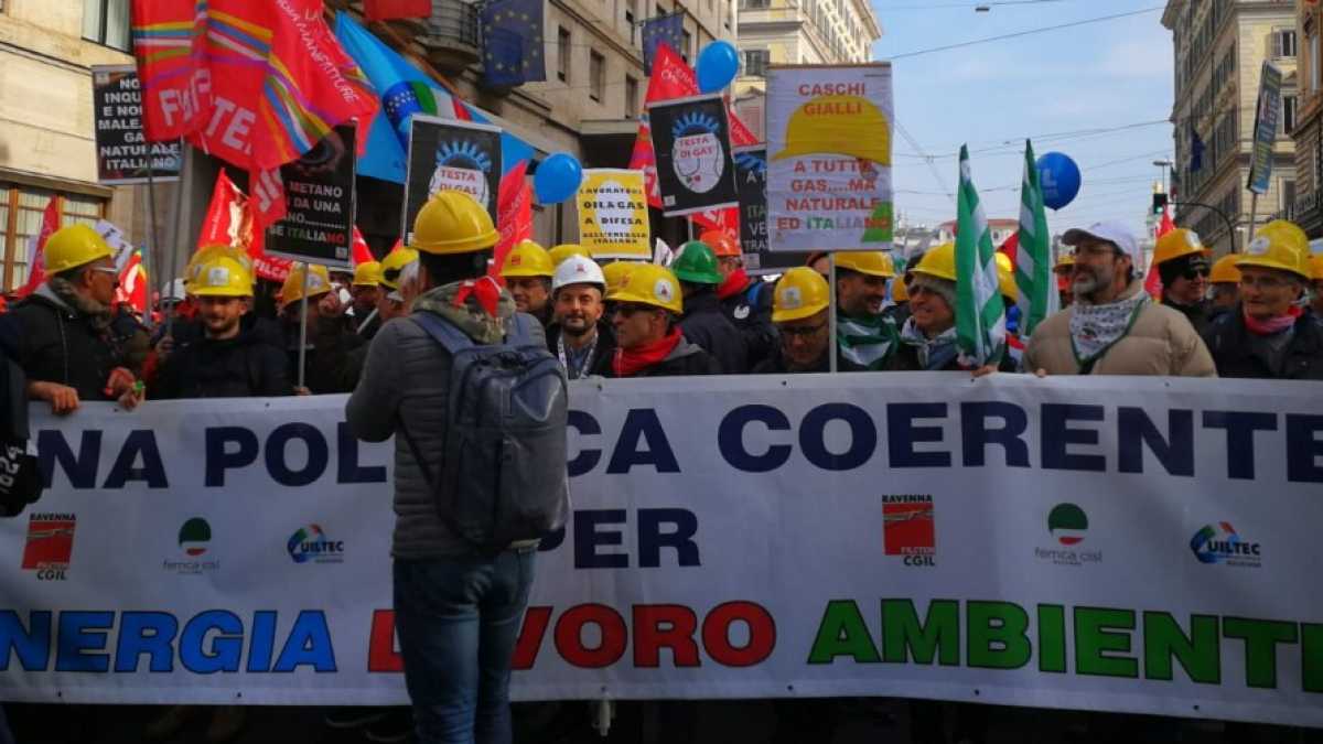 Immagine di Gli imprenditori dell’energia in piazza con i lavoratori contro l’ideologia No Triv