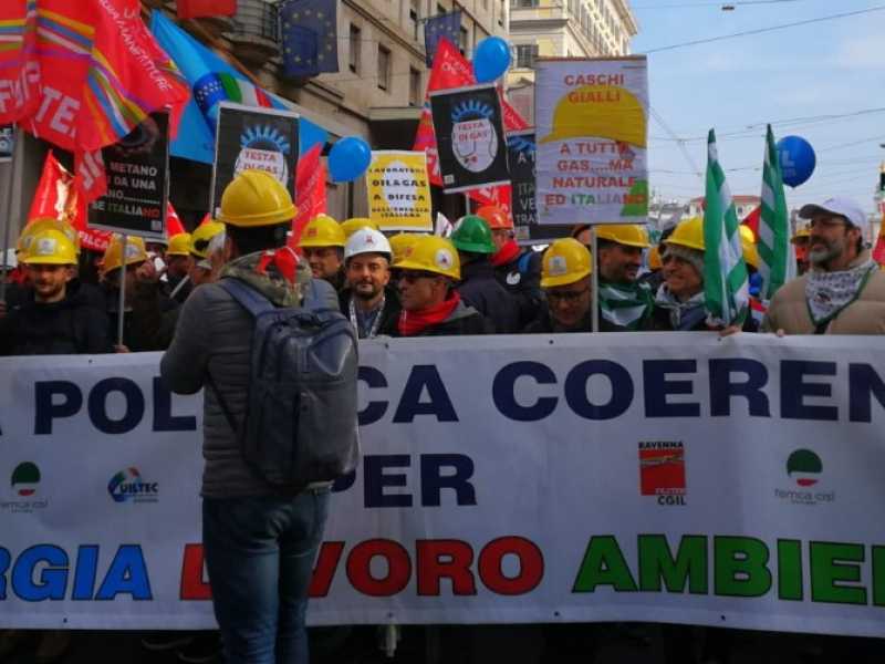 I “caschi gialli” in piazza (foto Alberto Brambilla)