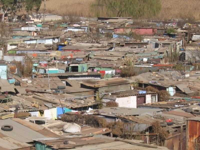 Cos&igrave; l'Onu definisce la bidonville: &ldquo;Luogo urbano sovraffollato, con case scadenti, accesso inadeguato ad acqua e servizi igienici, e stato abitativo precario&rdquo;