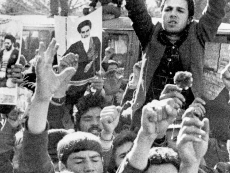 Gennaio 1979, iraniani inneggiano al ritorno dell'ayatollah Khomeini per le strade di Teheran (foto LaPresse)