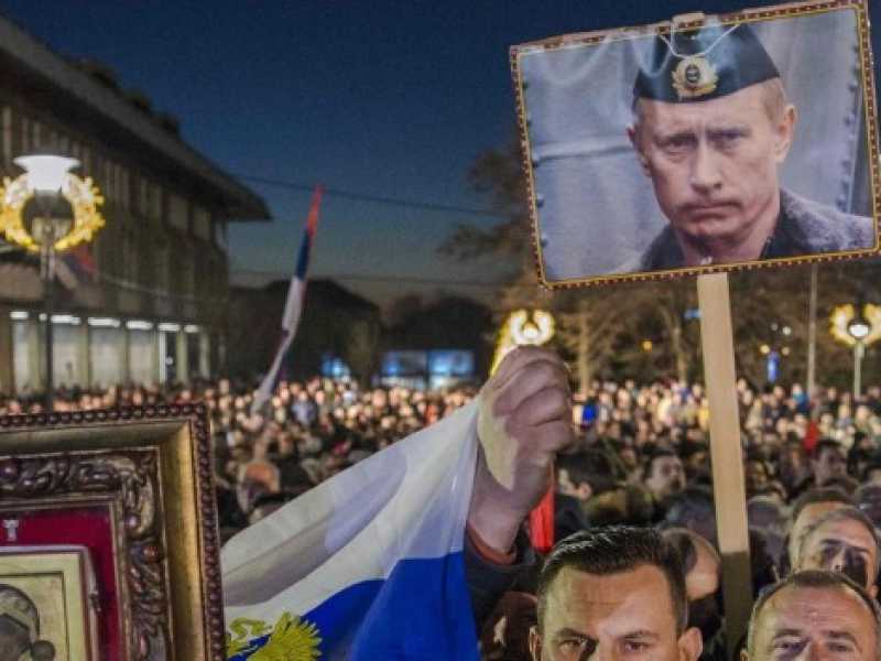 Una manifestazione a favore di Putin durante il suo viaggio di stato a Belgrado (Foto LaPresse)