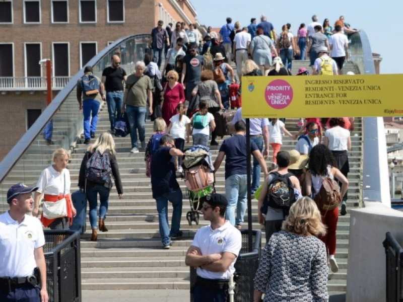 Il ponte di Calatrava a Venezia (foto LaPresse)