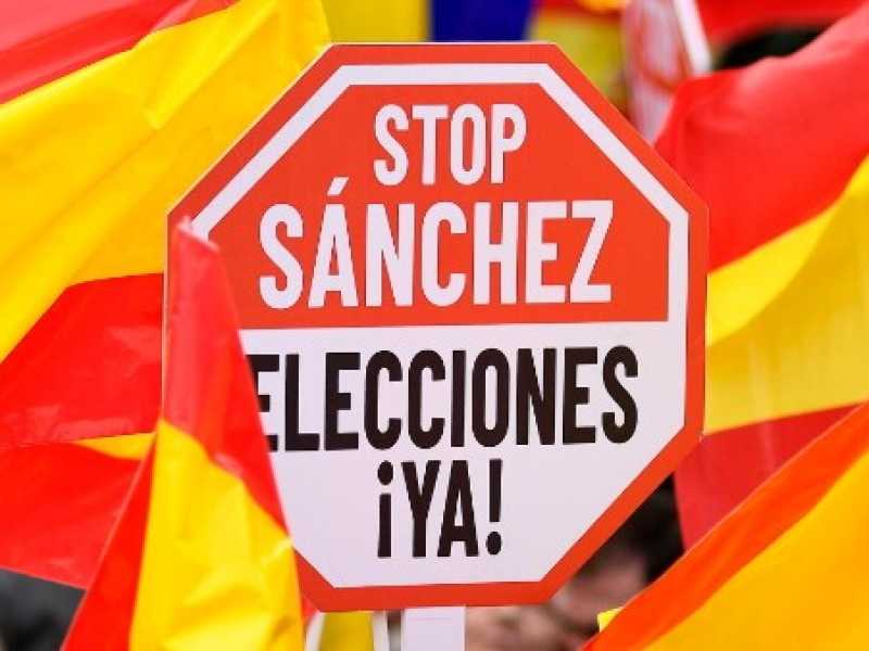 Una protesta in catalogna. il cartello recita &ldquo;Stop S&aacute;nchez, elezioni adesso!&rdquo; (foto LaPresse)