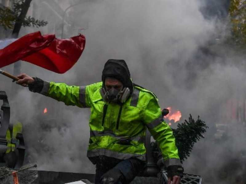 Parigi presa d'assedio dalla protesta dei Gilet gialli (foto LaPresse)