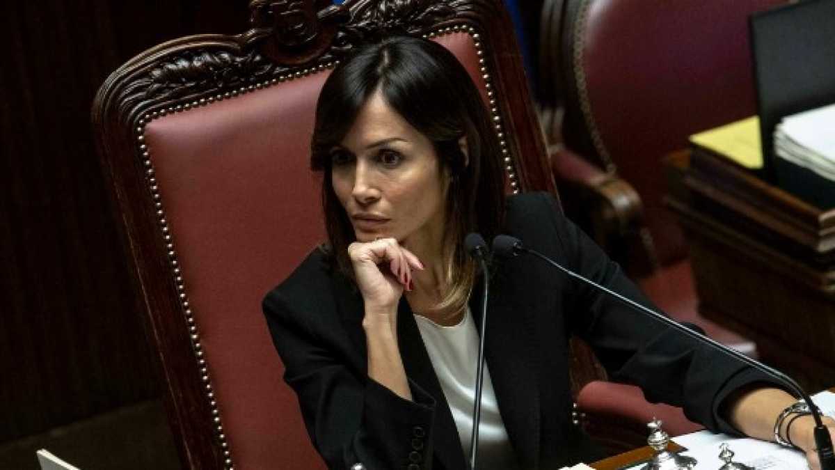 Immagine di Una corona per Mara Carfagna