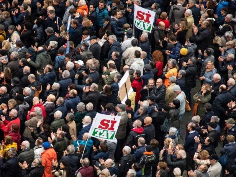 Si Tav, migliaia in piazza a Torino per dire s&igrave; alla Torino-Lione (foto LaPresse)