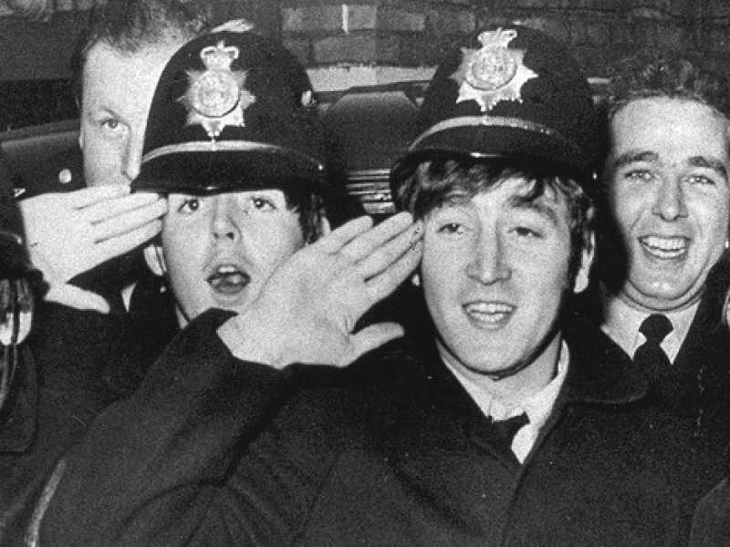 I Beatles con la polizia di Birmingham. Foto di West Midlands Police via Flickr