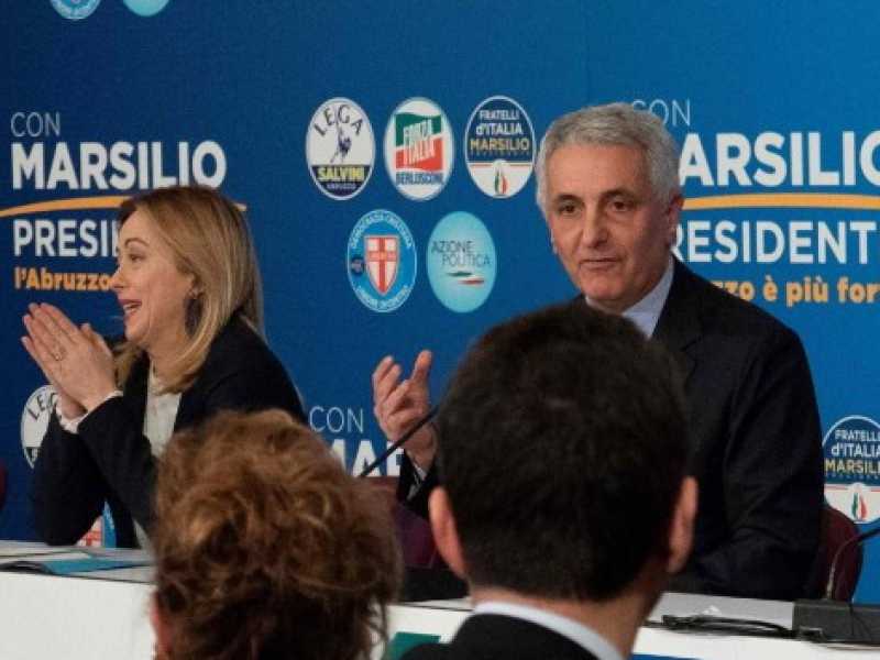 Matteo Salvini, Giorgia Meloni, Gaetano Quagliarello e Silvio Berlusconi in Abruzzo sostengono la candidatura di Marsilio (Foto LaPresse)