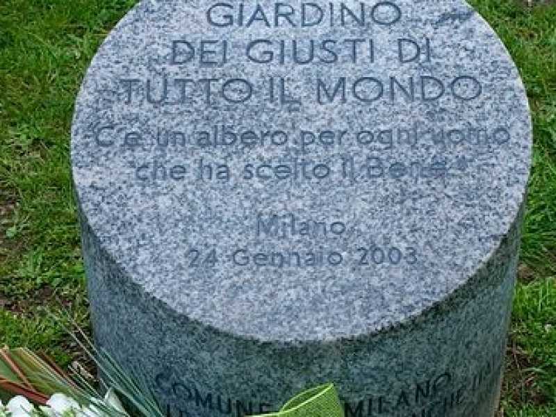 Cippo centrale del Giardino dei Giusti di tutto il mondo di Milano (Foto Wikipedia)