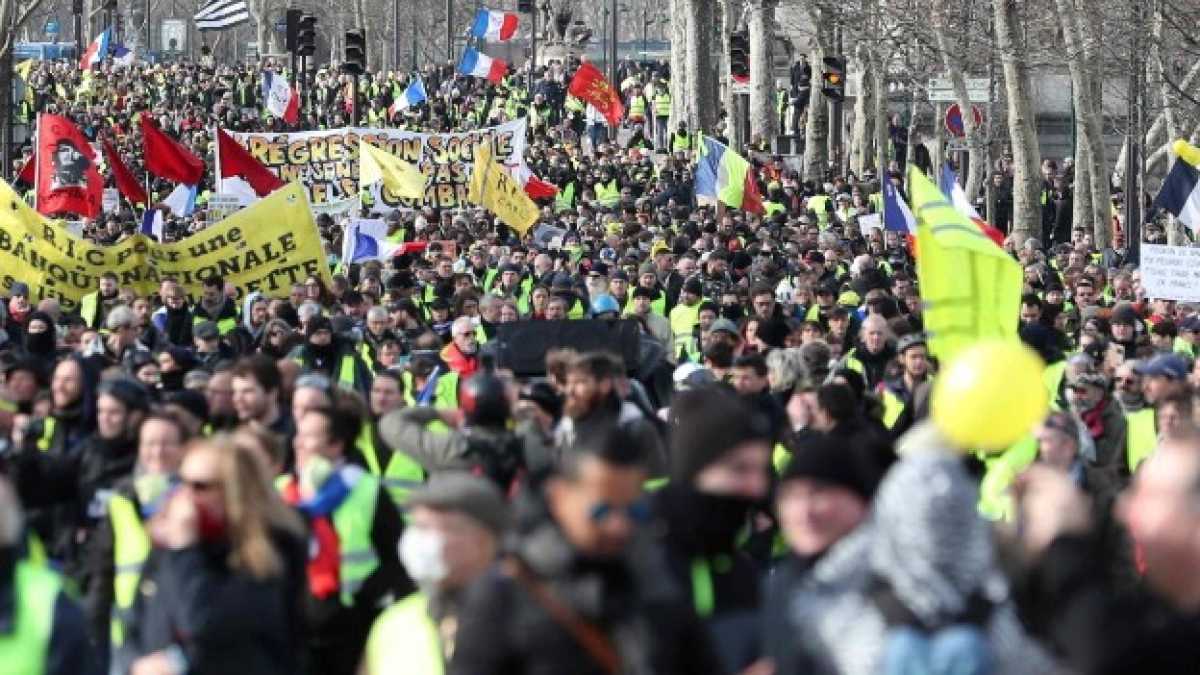 Immagine di I gilet gialli attirano l’attenzione, ma sono folla, non popolo. Parla Schiappa