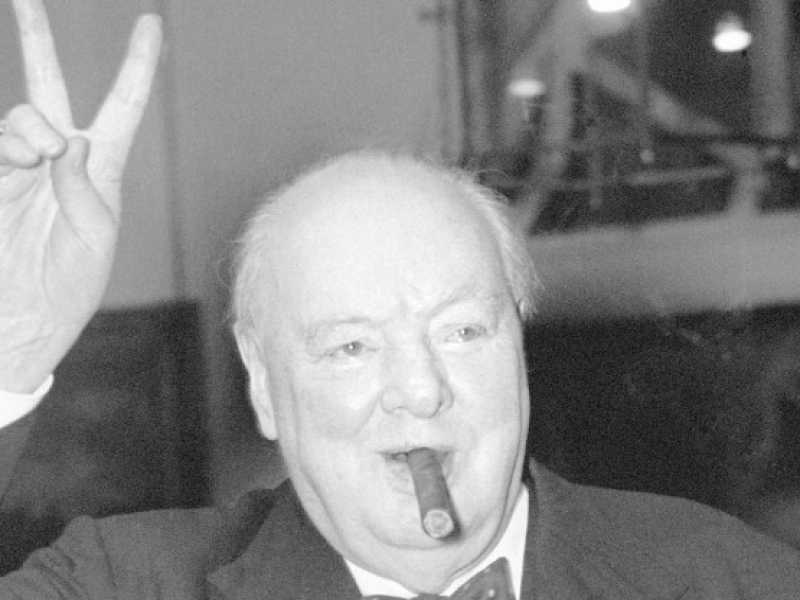 L'ex primo ministro inglese, Winston Churchill, in una delle sue pose pi&ugrave; famose (Foto LaPresse)