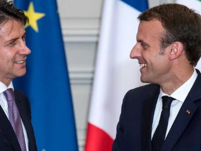 Giuseppe Conte e Emmanuel Macron (foto LaPresse)