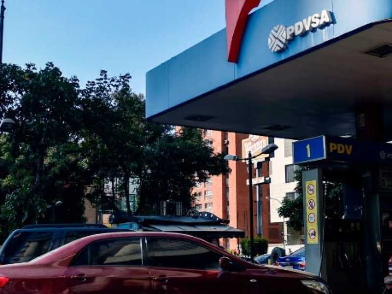 Autisti in coda  in una stazione di servizio della compagnia petrolifera venezuelana di propriet&agrave; statale Pdvsa a Caracas (foto LaPresse)