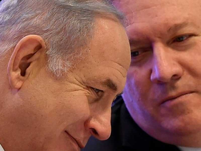 Il dialogo tra il premier israeliano Benjamin Netanyahu e il segretario di Stato americano Mike Pompeo durante il vertice sul medio oriente a Varsavia (Foto LaPresse) 