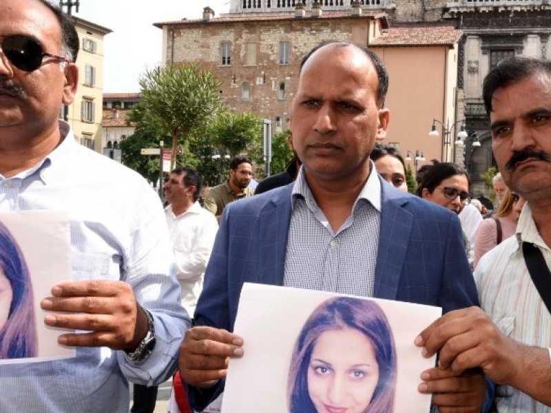 Pakistani in piazza a Brescia per la morte di Sana Cheema