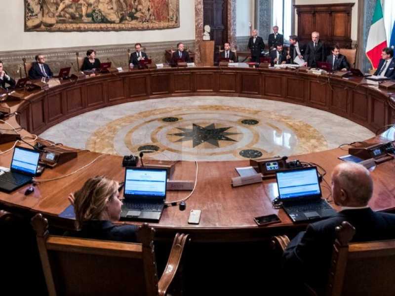 Un'immagine di archivio di una riunione del Consiglio dei ministri (foto LaPresse)