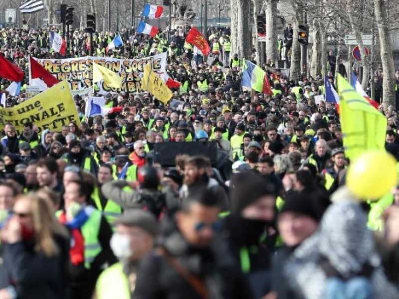 I gilet gialli durante una delle loro ultime manifestazioni (Foto LaPresse)