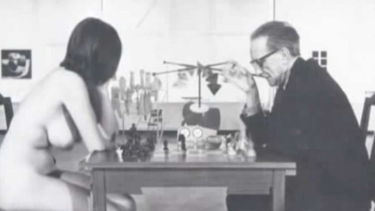 Immagine di Eve Babitz, la ragazza che giocava a scacchi nuda con Duchamp