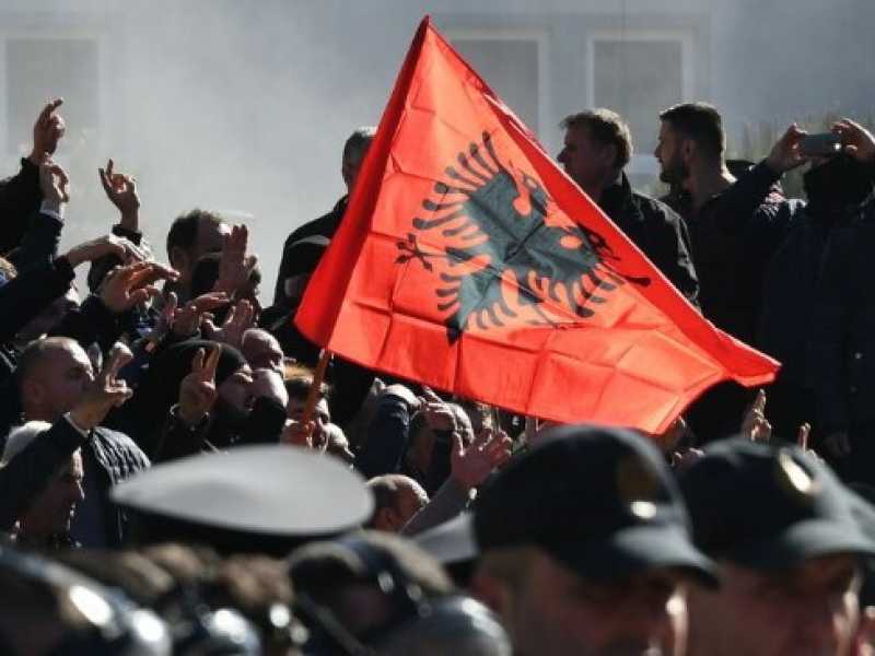 Le opposizioni in piazza sabato 16 febbraio a Tirana (foto LaPresse)