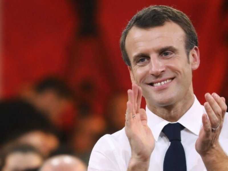 Emmanuel Macron in visita a Etang sur Arroux in Borgogna (foto LaPresse)