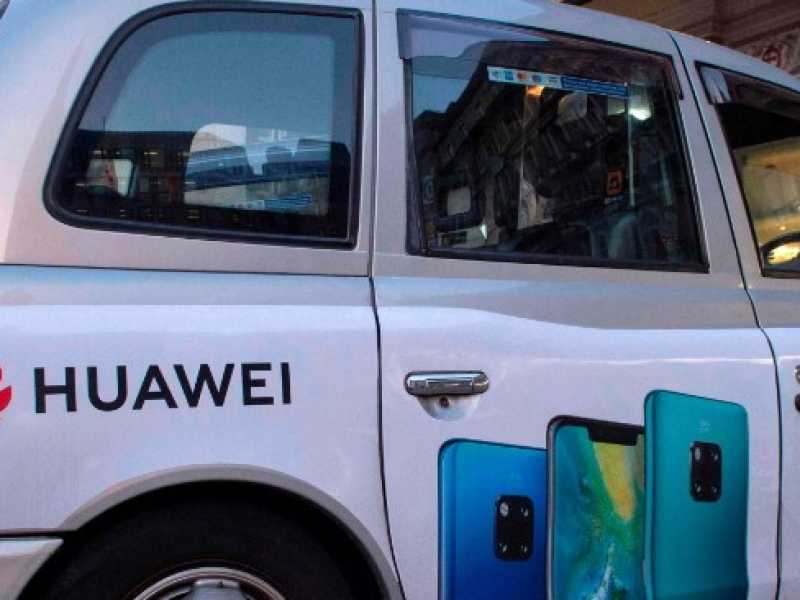 Un taxi londinese mostra la pubblicit&agrave; del gigante tecnologico cinese Huawei (foto LaPresse)