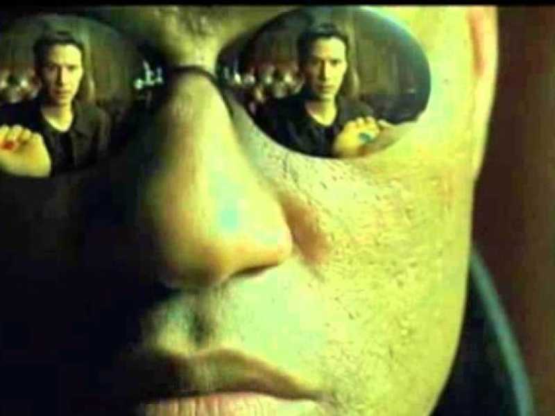 E&rsquo; il momento in cui Keanu Reeves/Neo deve scegliere tra pillola rossa e pillola blu offerte da Laurence Fishburne/Morpheus. E&rsquo; &ldquo;Matrix&rdquo; dei fratelli Wachowski, uscito vent&rsquo;anni fa: il 31 marzo del 19