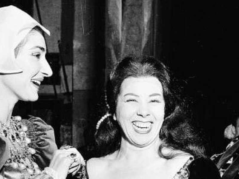 Teatro alla Scala, stagione 1956-1957: "Anna Bolena". La protagonista Maria Callas con Giulietta Simonato e il direttore Gianandrea Gavazzeni (foto Erio Piccagliani, copyright Teatro della Scala)
