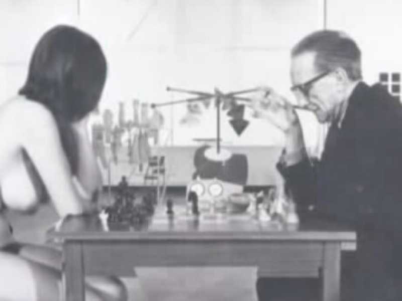 E&rsquo; il 1963: Eve Babitz e Marcel Duchamp nel celebre scatto dell&rsquo;amico fotografo Julian Wasser, richiamo alla scandalosa tela del 1912 &ldquo;Nudo che sende le scale&rdquo;