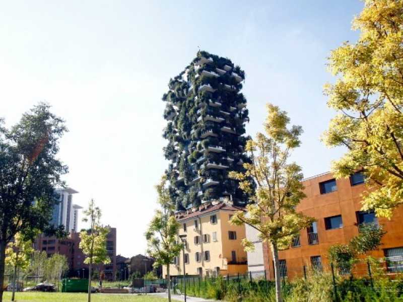 Senza il top coat, lo skyline milanese tornerebbe a essere il ricordo di uno skyline, il Bosco Verticale un palazzotto con le piante sopra (foto LaPresse)