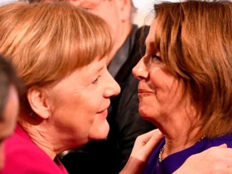 L'abbraccio di Angela Merkel con Nancy Pelosi alla Security Conference di Monaco  (foto LaPresse)