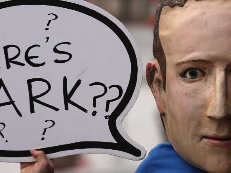 Un manifestante con la maschera di Zuckerberg protesta contro il rifiuto del fondatore di Facebook di presentarsi al Parlamento di Londra (foto LaPresse)