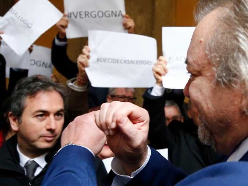 Il senatore M5s Mario Michele Giarrusso fa il segno delle manette davanti ai colleghi del Pd dopo il voto in Giunta (foto LaPresse)