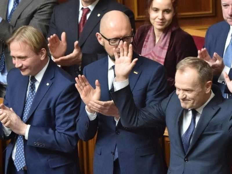 Il presidente del Consiglio europeo Tusk in visita a Kiev (foto LaPresse)