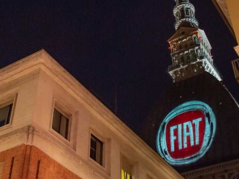 Presentazione stampa Nuova Fiat 500X, il logo proiettato sulla Mole Antonelliana (foto LaPresse)