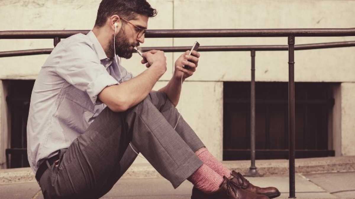 Immagine di Rassegniamoci a vivere nell'èra della distrazione, smartphone alla mano