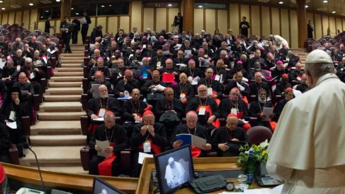 Immagine di Papa Francesco apre il summit del mea culpa sugli abusi