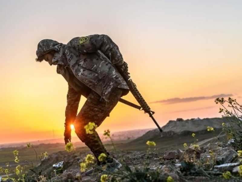 Un combattente delle Forze siriane democratiche tiene la posizione su una collina vicino a Baghouz, ultima roccaforte dello Stato Islamico liberata del tutto ieri (LaPresse)